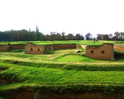 Blick vom Hauptwall auf das vorgelagerte Reduit und den ihn umgebenden Ravelin, im Vordergrund das Zangenwerk (Tenaille) 3